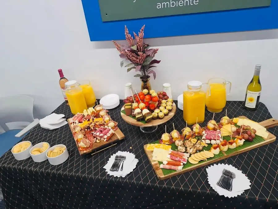 Mesa de catering para evento empresarial